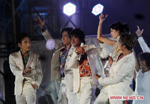 Japanese pop group SMAP members and the honoured guest, Chiling Lin (3rd, R), perform onstage at SMAP' s first-ever overseas concert in Beijing, capital of China, Sept. 16, 2011. 