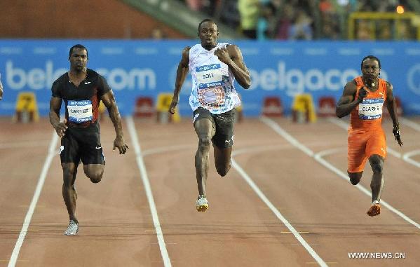 Usain Bolt (C) of Jamaica sprints during the men's 100m race competition at the Diamond League athletics meeting in Brussels, capital of Belgium, Sept. 16, 2011. Bolt claimed the title of the event with 9.76 seconds. [Xinhua]