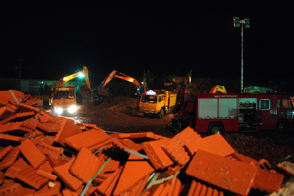 Rescuers search for survivors after a landslide near a mountain-side factory in suburban Xi'an, Northwest China's Shaanxi province, Sept 17, 2011. [Photo/Xinhua] 