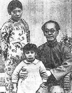 Hu Hanmin and his granddaughter.