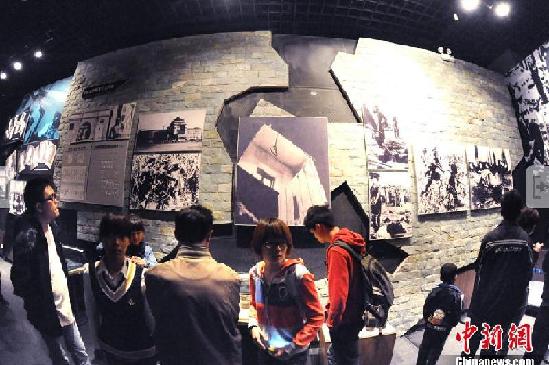 People visit the '9.18' Historical Museum in Shenyang, capital of Northeast China's Liaoning province, Sept 17, 2010.