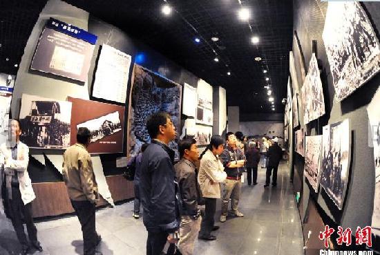 People visit the '9.18' Historical Museum in Shenyang, capital of Northeast China's Liaoning province, Sept 17, 2010.