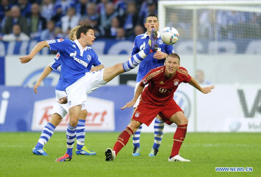 Bastian Schweinsteiger of Bayern Muenchen vies with Julian Draxler of Schalke 04 during German Bundesliga football match between FC Schalke 04 and FC Bayern Muenchen in Gelsenkirchen, Germany, Sept. 18, 2011. FC Bayern won the match 2:0. [Xinhua/Uwe Kraft]