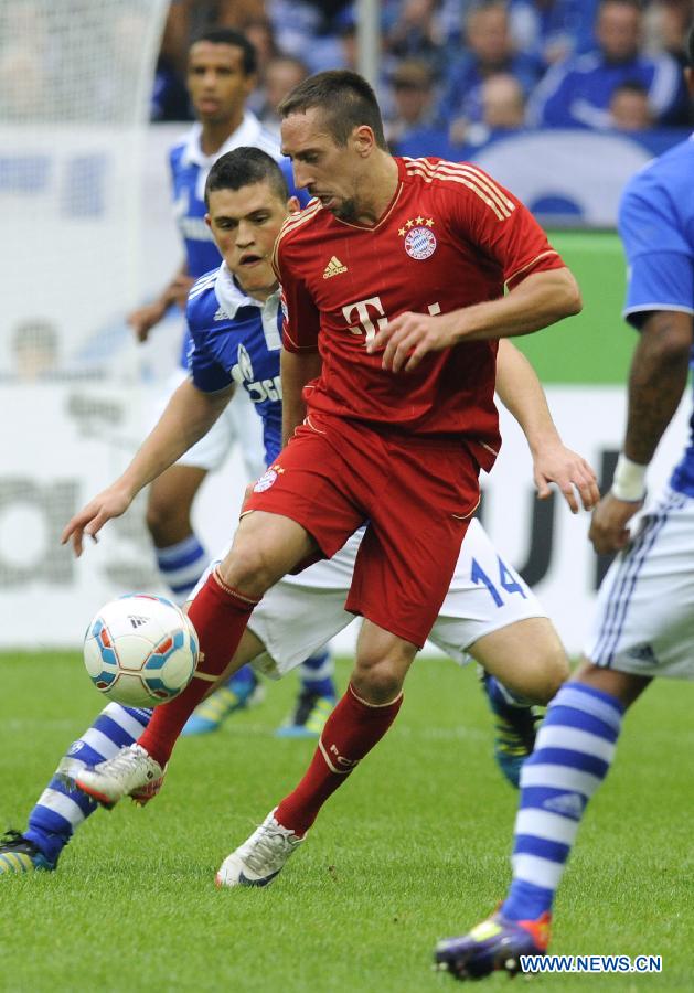 Franck Ribery of Bayern Muenchen controlls the ball during German Bundesliga football match between FC Schalke 04 and FC Bayern Muenchen in Gelsenkirchen, Germany, Sept. 18, 2011. FC Bayern won the match 2:0. [Xinhua/Uwe Kraft]