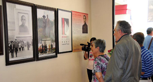 Visitors view pictures at a photo exhibition marking the 100th anniversary of the Chinese Xinhai (1911) Revolution in Orlando, the United States, Sept. 17, 2011. 
