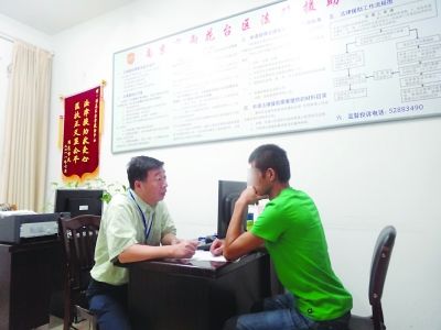 25-year-old university graduate Xiahai seeking a job at a medical equipment firm ended up losing one of his kidneys. In the picture Xiaohai asks for legal aid from a professional legal staff worker.  