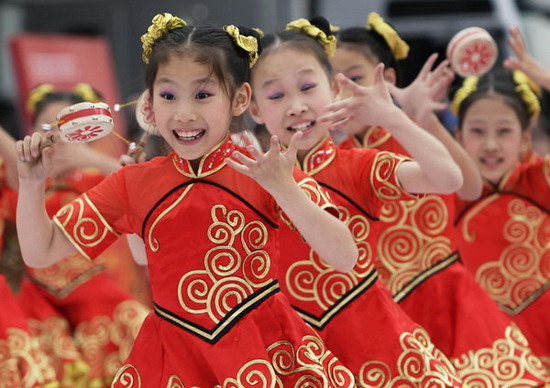 Children perform a traditional Chinese dance during the opening ceremony of the 13th Beijing International Tourism Festival at Qianmen Commercial Street in Beijing September 17, 2011. [Photo: chinadaily.com.cn/agencies]