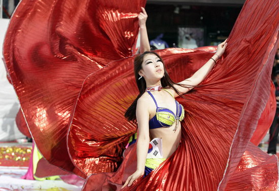 A performer from South Korea dances during the opening ceremony of the 13th Beijing International Tourism Festival along Qianmen Commercial Street in Beijing, September 17, 2011.[Photo: chinadaily.com.cn/agencies] 