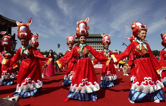 Performers dance ahead of the opening ceremony of 13th Beijing International Tourism Festival at Qianmen Commercial Street in Beijing, September 17, 2011. [Photo: chinadaily.com.cn/agencies]