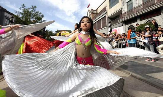 A girl from South Korea dances during the opening ceremony of the 13th Beijing International Tourism Festival along Qianmen Commercial Street in Beijing, September 17, 2011.[Photo: chinadaily.com.cn/agencies] 