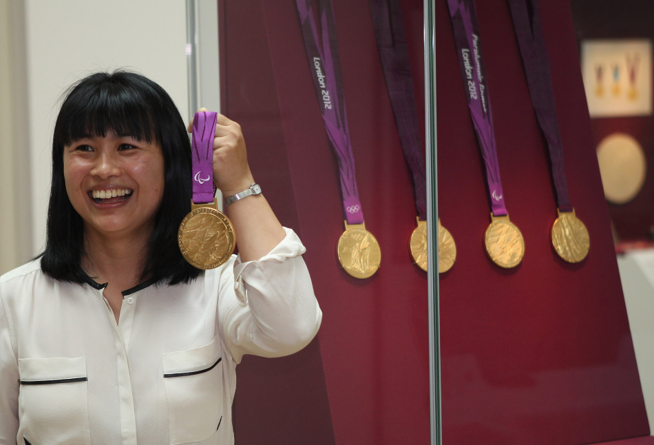 Designer Lin Cheung with one of the Paralympic medals. [Source:sina.com] 
