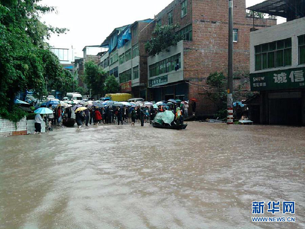 People are evacuated in Pingchang County, Sichuan Province, on Sept. 18, 2011. Rain-triggered floods and landslides had left at least 57 people dead and 29 missing in China. [Xinhua] 