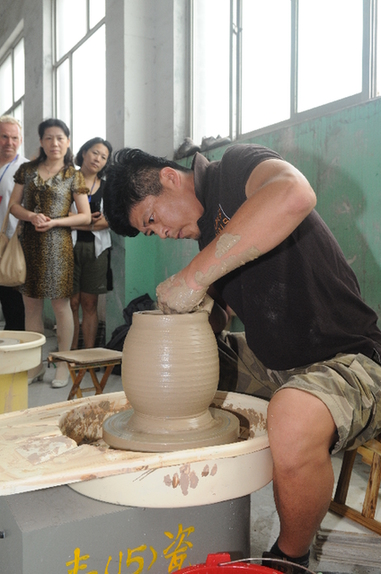 Shandong hosts traditional fire pottery festival