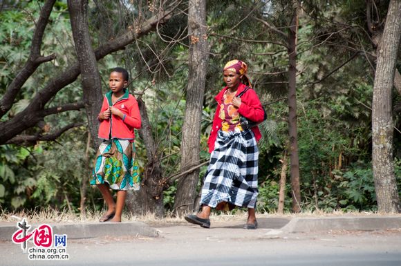 Two villagers come into the camera in Arusha Region of Tanzania. [Maverick Chen / China.org.cn]