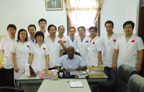 Jiamala Taib, President of the Mnazi Mmoja Hospital, with members of the Chinese medical team, including Geng Ning and Lu Jianlin (fourth and sixth from left), in Zanzibar, Tanzania (Courtesy of Dr. Lu Jianlin)