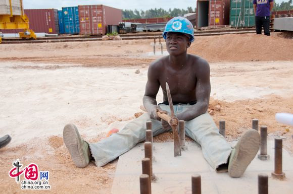 Omari works at the construction site of Zanzibar Airport Terminal 2, a project under BCEG's contract. [Maverick Chen / China.org.cn]