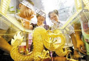 Gold dragon on display at the Shenzhen International Jewelry Fair. [CNTV]