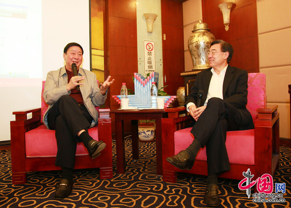 'Highest Duty' translator Yang Yuanyuan (Left) talks with Huang Youyi (right), vice president of China International Publishing Group (CIPG). [Yang Nan/China.org.cn]