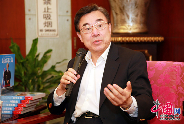 Huang Youyi (right), vice president of China International Publishing Group (CIPG), shares his experiences from editing and proofreading the book 'Highest Duty' to reporters at a press conference in Beijing, September 20, 2011. [Yang Nan/China.org.cn]