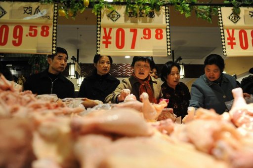 Local shoppers are seen at a supermarket in Hefei, east China's Anhui province. [File photo]