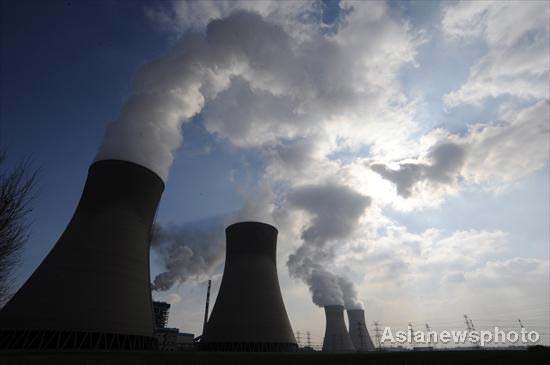 Smoke billows from chimneys of a power plant in Weifang, East China's Shandong province in this Dec 3, 2009 file photo.[Photo/Asianewsphoto] 