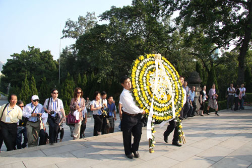 Reporters from CRI and overseas Chinese media place a wreath at the cemetery of the 72 Martyrs of Huanghuagang in Guangzhou, south China's Guangdong province on Wednesday, September 21, 2011.