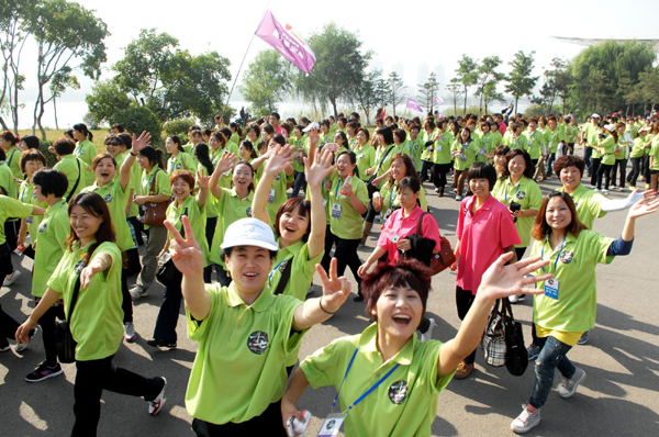 Residents in Shenyang, Liaojing province walk on Sept 21, 2011, China's 'Car-Free Day'. Many chose to walk or bike to commute on this day. The event is aimed at promoting greener and healthier lifestyles.[Photo/Xinhua] 