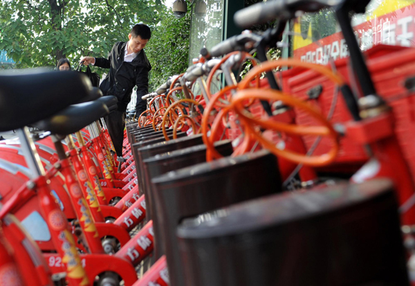 A resident picks a bike in Hangzhou, Zhejiang province on Sept 21, 2011, China's 'Car-Free Day'. Many chose to walk or bike to commute on this day. The event is aimed at promoting greener and healthier lifestyles.[Photo/Xinhua]