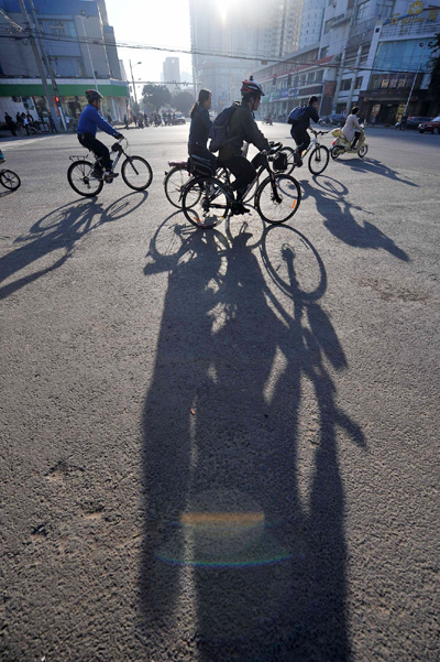 Resident in Taiyuan, Shanxi province ride bicycles on Sept 21, 2011, China's 'Car-Free Day'. Many chose to walk or bike to commute on this day. The event is aimed at promoting greener and healthier lifestyles.[Photo/Xinhua]