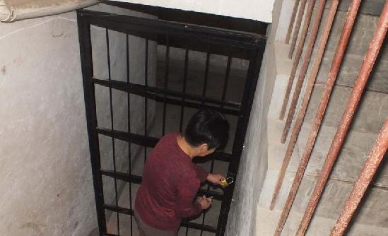 A former fire fighter who imprisoned six women as sex slaves in a self-dug cellar was arrested recently in Luoyang city, Central China's Henan province.[Photo:CRI]