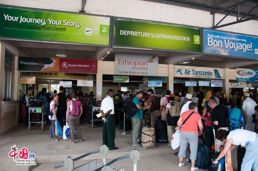 Passengers queueing up for check-in at the Zanzibar International Airport, Tanzania. Disorder and mess are characteristic of the regional airport that the world-renowned tourism resort. [Maverick Chen / China.org.cn]