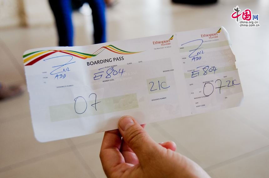 A passenger who takes Ethiopian Airlines shows her hand-written boarding pass, saying that a hand-written boarding pass is new to her. [Maverick Chen / China.org.cn]