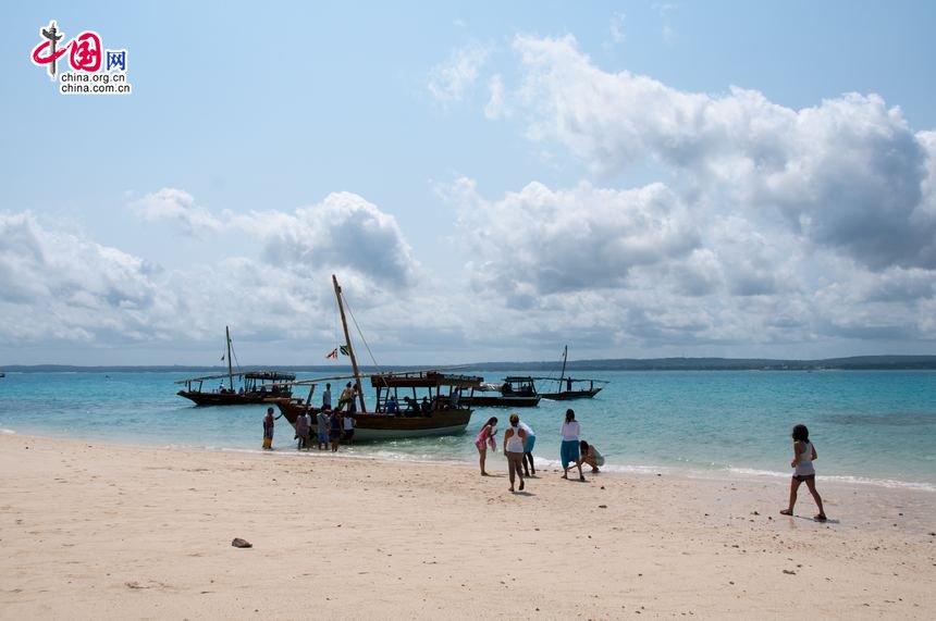 A group of tourists from Italy are making preparations for swim and dive off the beach in Zanzibar. [Maverick Chen / China.org.cn]