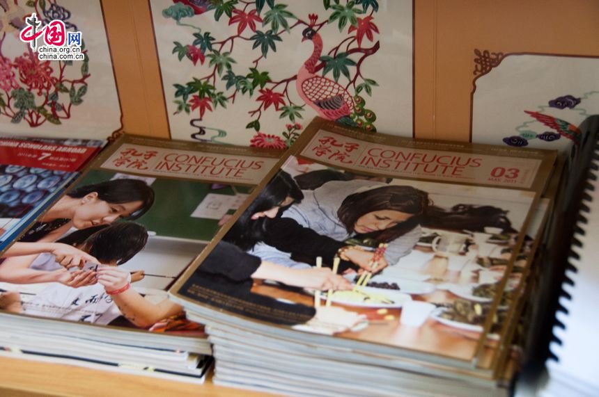 Magazines and brochures published by Confucius Institute; they are free to students. [Maverick Chen / China.org.cn]