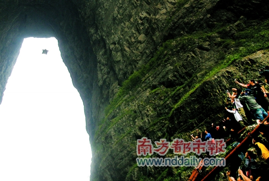 American stuntman Jeb Corliss launched himself from a helicopter at an altitude of 2000 meters, flying with winged suit through a narrow geological formation named Tianmen Hole on Tianmen Mountain in Zhangjiajie, Hunan Province, on Saturday.
