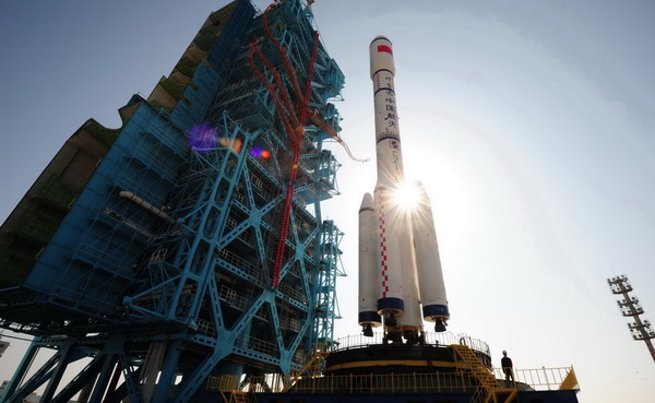 The 8.5-ton Tiangong-1 spacecraft and the Long March II-F rocket stand at the Jiuquan Satellite Launch Center on Sept 20. The spacecraft is set to blast off at an appropriate time between Tuesday and Friday. [Shu Dong/for China Daily] 