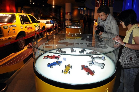 Visitors view exhibits at the Beijing Auto Museum in Beijing, capital of China, Sept. 23, 2011. The Beijing Auto Museum opened to public on Friday. It exhibits abundant auto-related documents and over 80 cars with historical significance. [Photo:Xinhua]