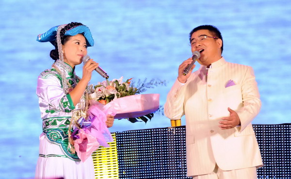 Chen Guangbiao (right) sings at the rehearsal before his concert on Sunday night. [Photo/provided to China Daily]