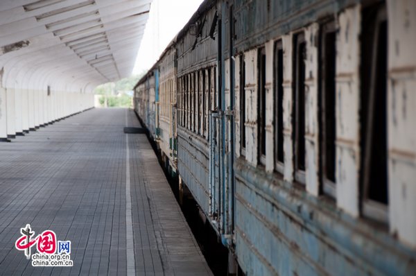 One deserted sleeper train at the platform at Dar es Salaam railway station [Maverick / China.org.cn]
