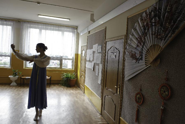 A student rehearsals during a Chinese language culture festival in Moscow, Russia, Sept. 24, 2011. A Chinese language culture festival was held in the 1948 School in Moscow, attracting Chinese middle school students and pupils living in Moscow and Russian students who loved Chinese culture to attend. 