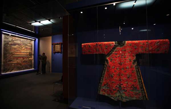 A cameraman shoots a Chinese antique in the Louvre Museum in Paris, capital of France, on Sept. 26, 2011. About 130 artifacts from the Forbidden City, China's ancient imperial palace museum, started to greet the French public in the Louvre Museum on Monday in an exhibition that will run until Jan. 9, 2012.