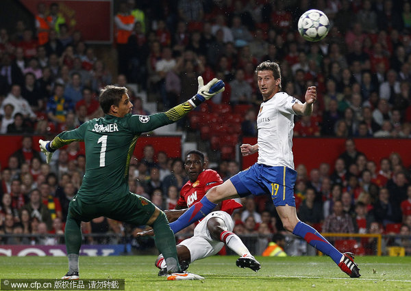  Manchester United's Danny Welbeck (center) vies for the ball against FC Basel goalkeeper Yann Sommer (left) and David Abraham during their Champions League Group C soccer match at Old Trafford on Tuesday, Sept. 27, 2011.