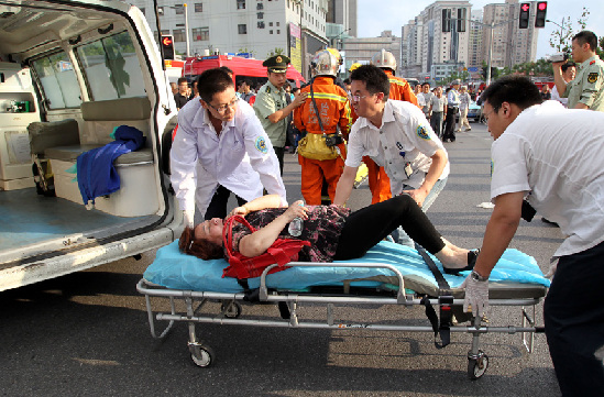 An injured woman is rescued after two metro line 10 trains collided in Shanghai, September 27, 2011. [Photo/Xinhua]