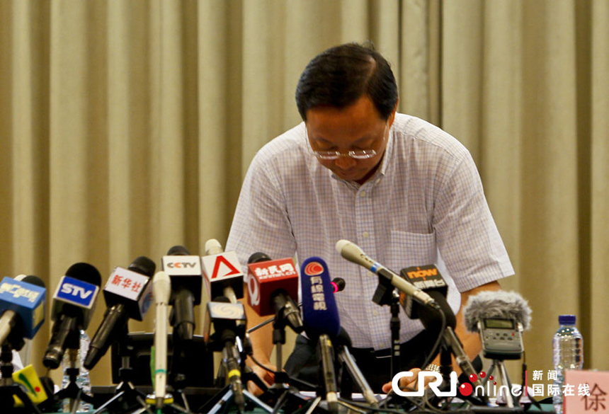 The Shanghai municipal government holds a news conference over the subway crash accident on September 27, 2011. Yu Guangyao, head of the train company, bows and apologizes.