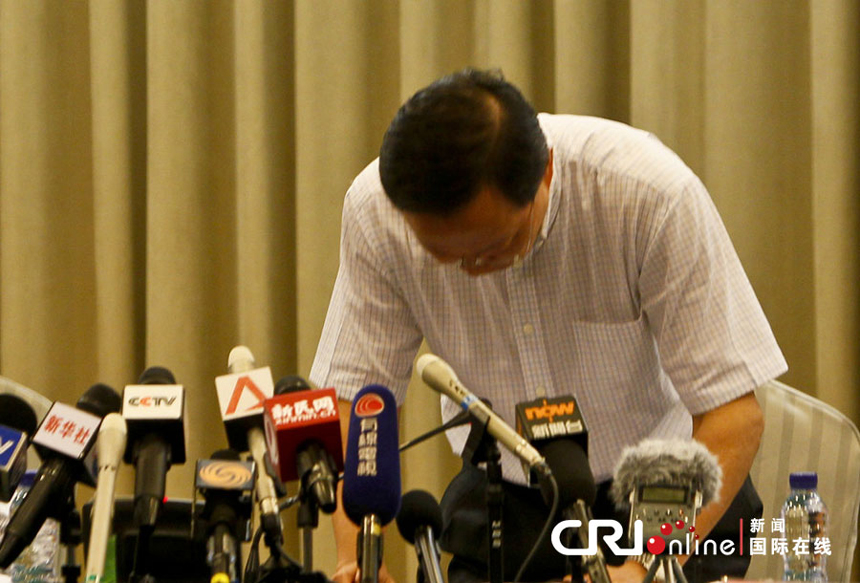 The Shanghai municipal government holds a news conference over the subway crash accident on September 27, 2011. Yu Guangyao, head of the train company, bows and apologizes.