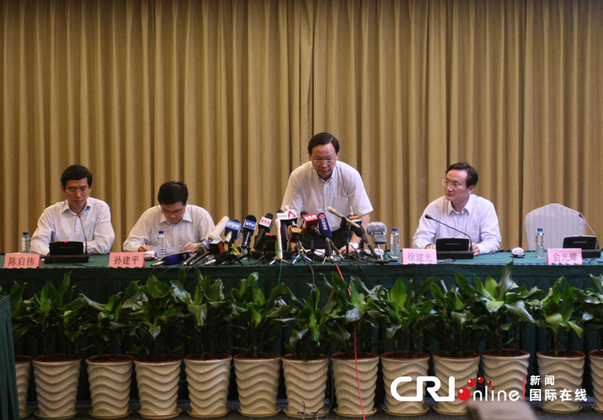 The Shanghai municipal government holds a news conference over the subway crash accident on September 27, 2011. Yu Guangyao, head of the train company, bows and apologizes.