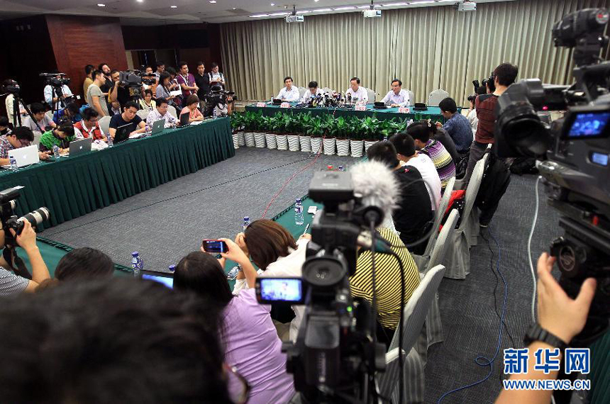 The Shanghai municipal government holds a news conference over the subway crash accident on September 27, 2011. Yu Guangyao, head of the train company, bows and apologizes.