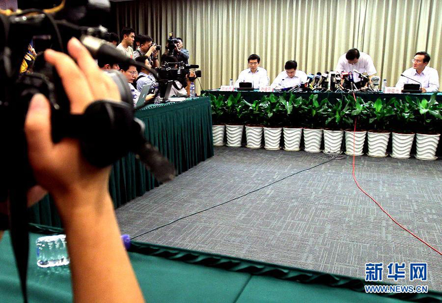 The Shanghai municipal government holds a news conference over the subway crash accident on September 27, 2011. Yu Guangyao, head of the train company, bows and apologizes.