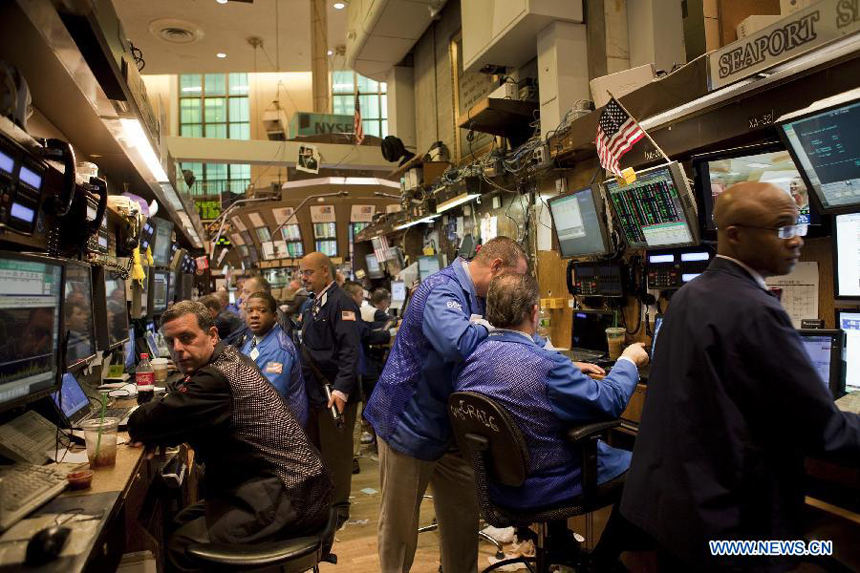 Traders work at the New York Stock Exchange in New York, the United States, on Sept. 27, 2011. The U.S. stocks significantly cut early gains but still finished higher for the third straight session on Tuesday as investors were expecting that European leaders were coming closer to a plan which can help Greece avert a default on its debt.