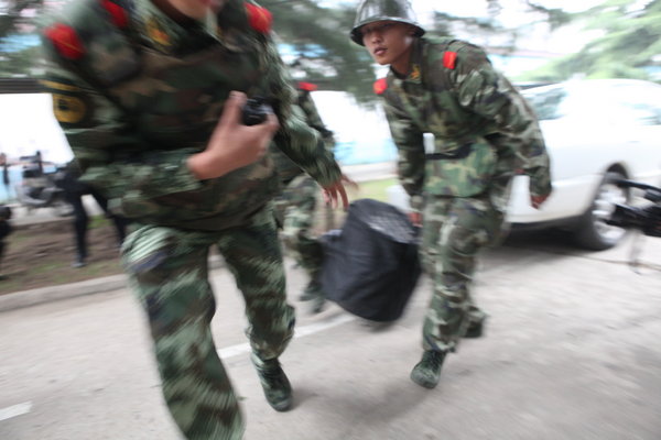 Armed police officers defuse explosives during a drill at Yuxi prison in Luoyang, Central China's Henan province on Sept 27, 2011. [Photo/CFP]